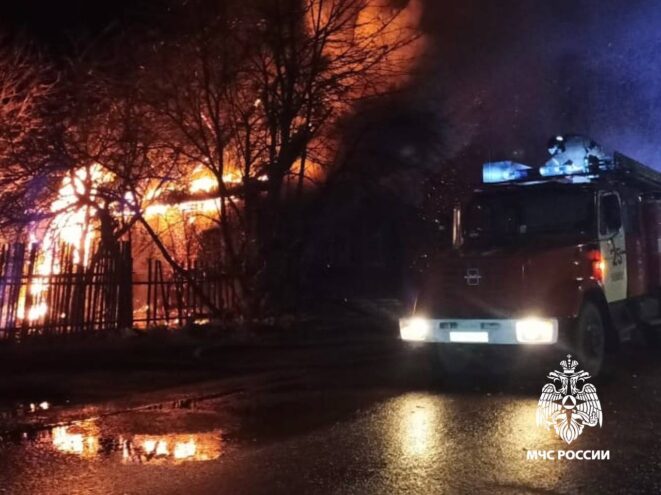 В городе Бологое полностью сгорел частный жилой дом