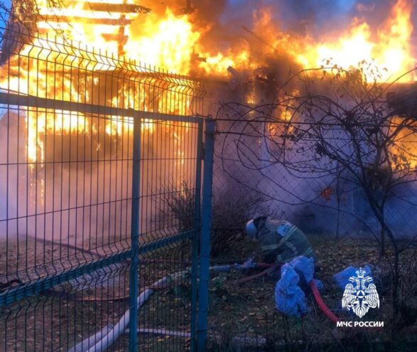 В Конаковском округе из-за короткого замыкания загорелся дом