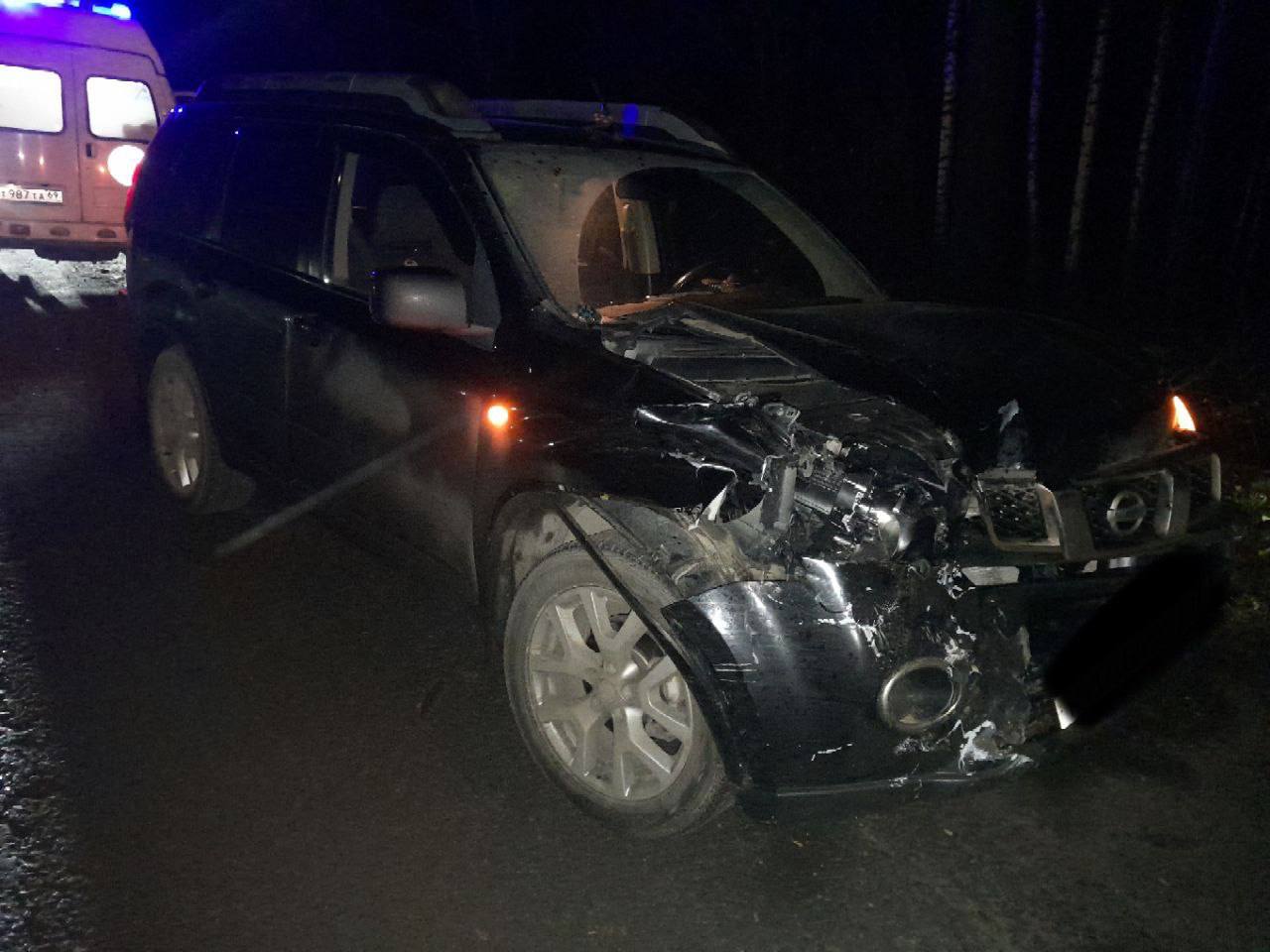 В Тверской области иномарка "догнала" экскаватор В Тверской области иномарка "догнала" экскаватор