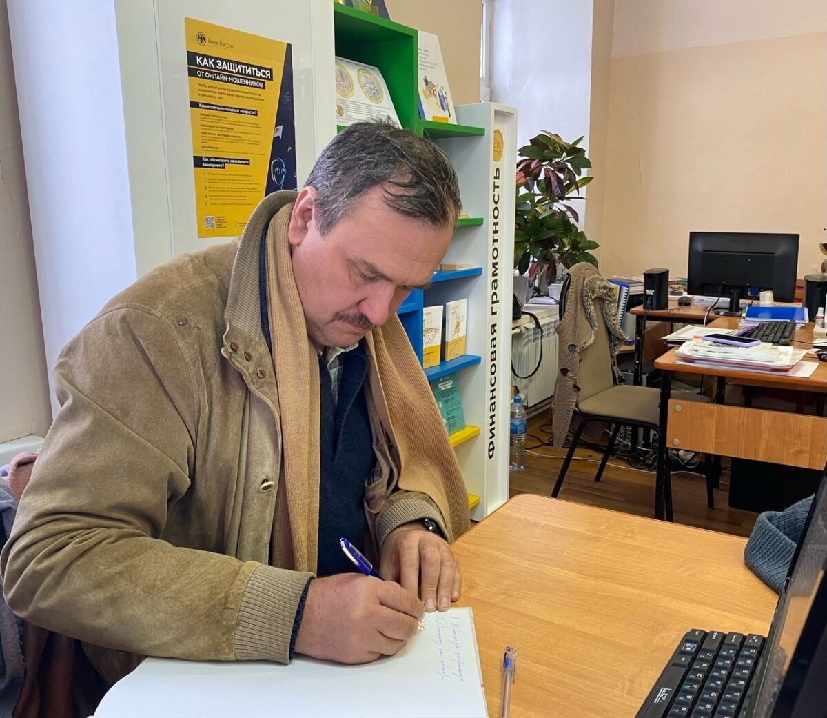 Уникальное издание передали Торопецкой библиотеке Уникальное издание передали Торопецкой библиотеке