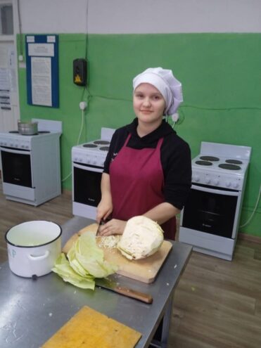 Студенты Нелидовского колледжа заквасили капусту для бойцов СВО