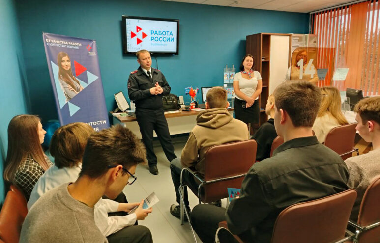 В Тверской области школьники побывали в местных отделениях МВД с экскурсией В Тверской области школьники побывали в местных отделениях МВД с экскурсией