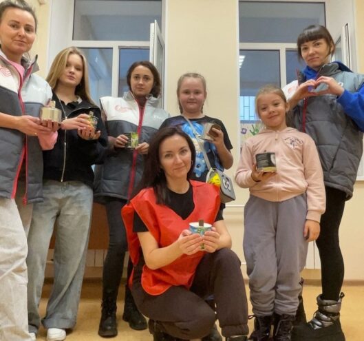 Волонтеры Бологовского железнодорожного узла изготовили окопные свечи для бойцов на передовой