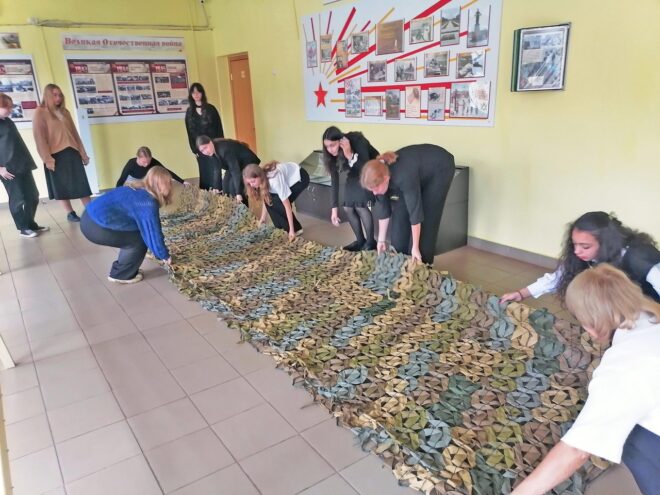 Школьники поселка Редкино сплели свою первую маскировочную сеть Школьники поселка Редкино сплели свою первую маскировочную сеть