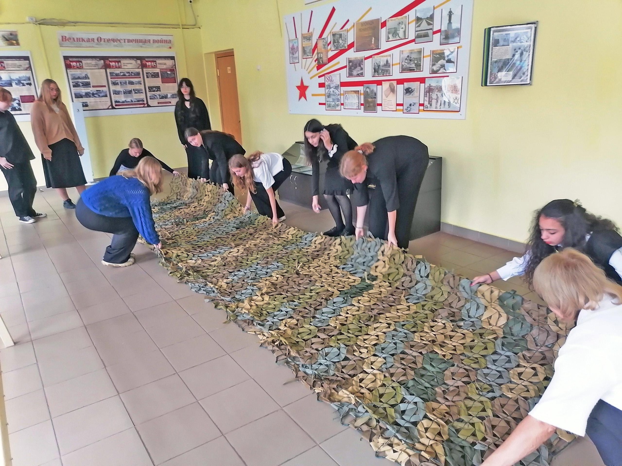 Школьники поселка Редкино сплели свою первую маскировочную сеть Школьники поселка Редкино сплели свою первую маскировочную сеть