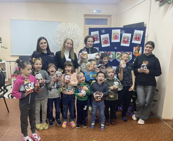 В Ржеве транспортные полицейские поздравили детей с наступающим Новым годом В Ржеве транспортные полицейские поздравили детей с наступающим Новым годом