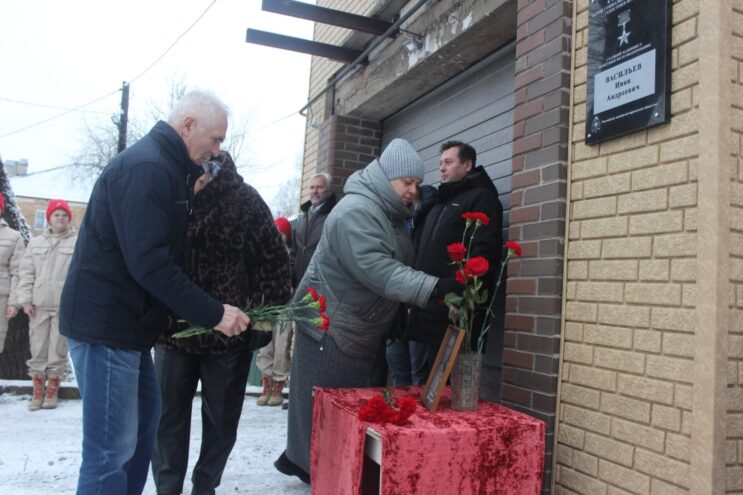 В Тверской области открыли мемориальную доску в честь Героя Социалистического Труда В Тверской области открыли мемориальную доску в честь Героя Социалистического Труда