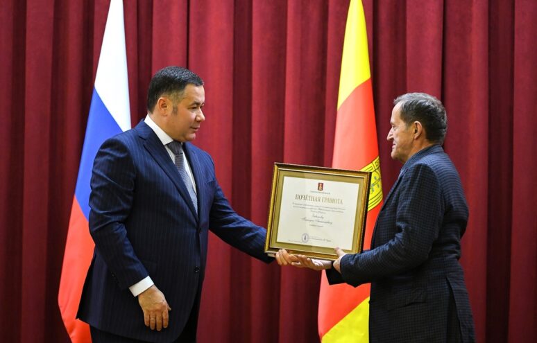 В Твери наградили сотрудников и ветеранов органов безопасности В Твери наградили сотрудников и ветеранов органов безопасности