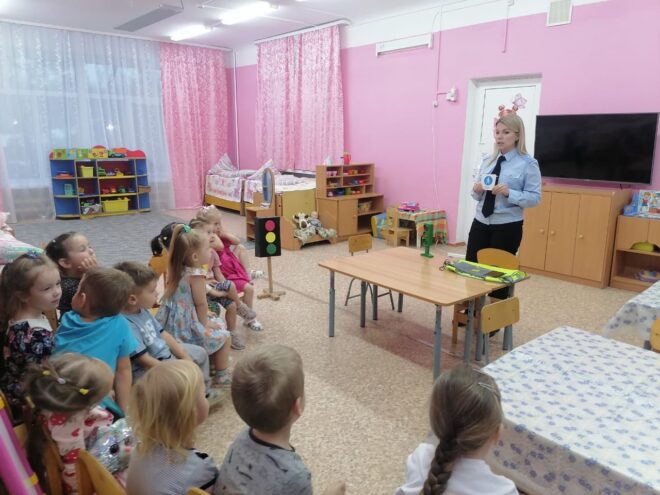 Ржевские автоинспекторы побывали в гостях у дошколят