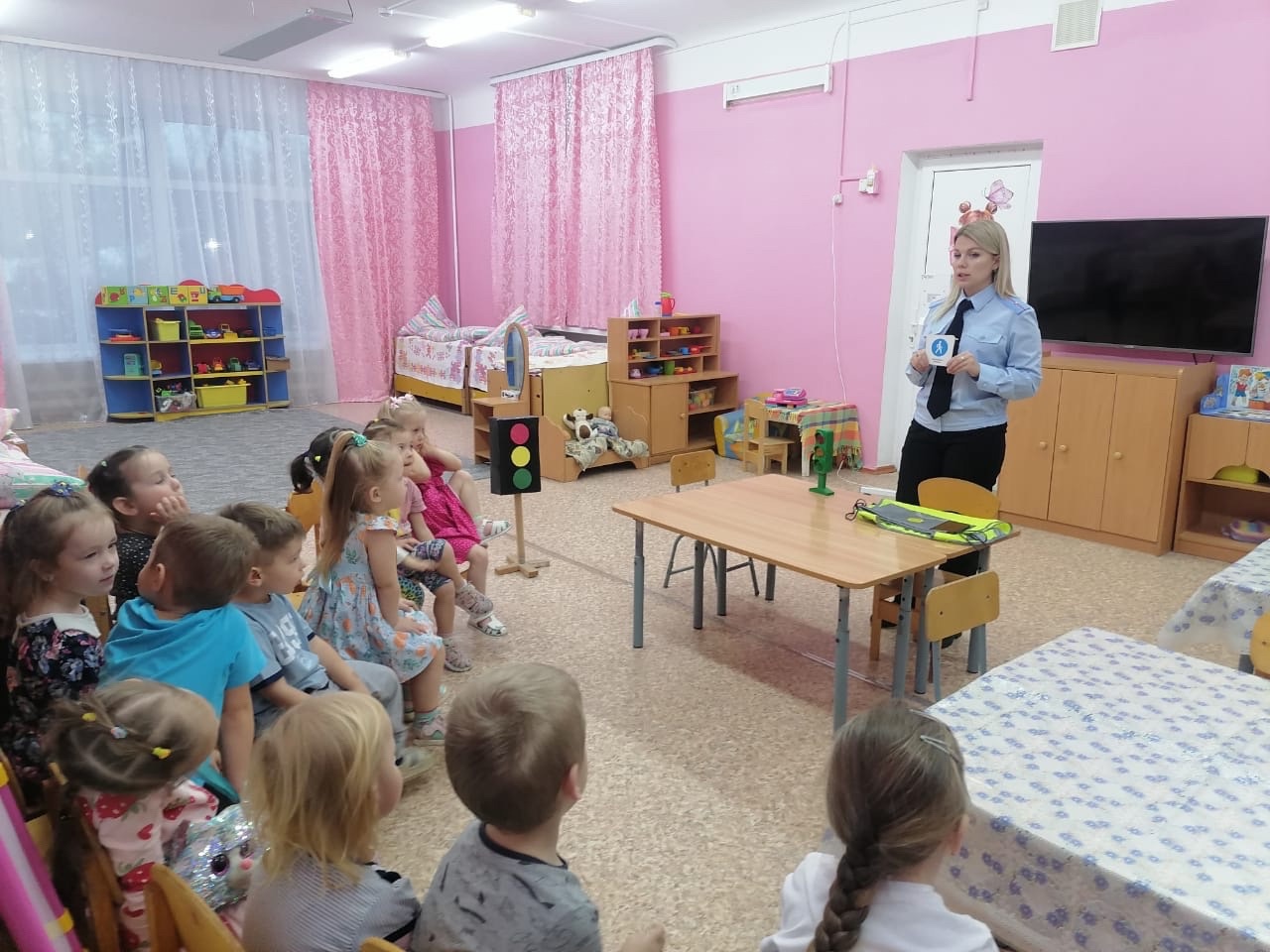 Ржевские автоинспекторы побывали в гостях у дошколят Ржевские автоинспекторы побывали в гостях у дошколят