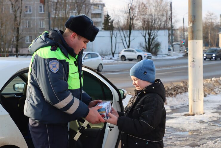 Тверские автоинспекторы поздравили юного жителя с днем рождения