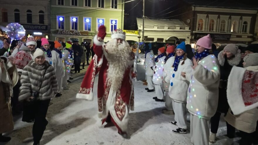 Вышний Волочек торжественно встречал Деда Мороза