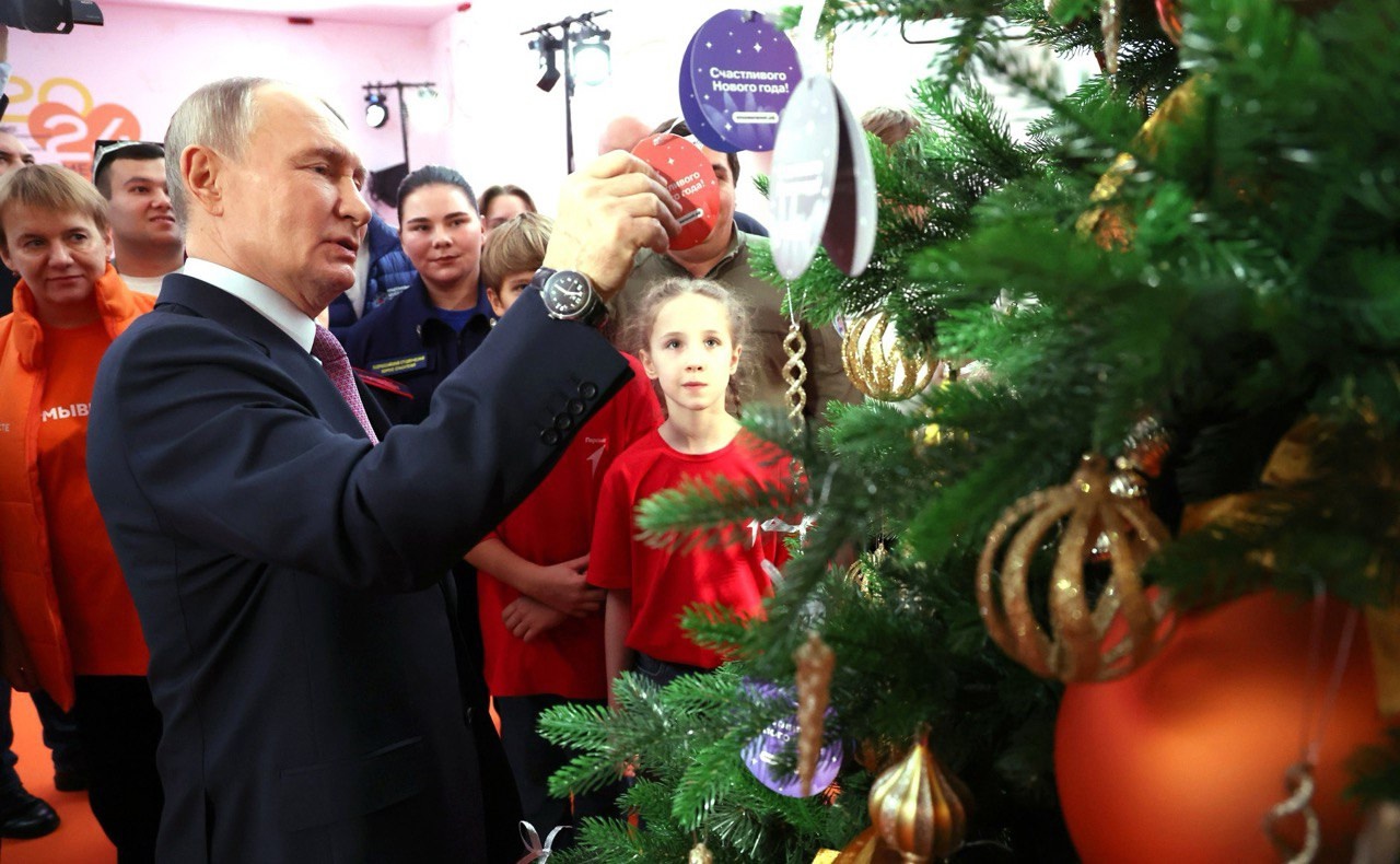 Президент России Владимир Путин открыл Всероссийскую акцию «Ёлка желаний» Президент России Владимир Путин открыл Всероссийскую акцию «Ёлка желаний»