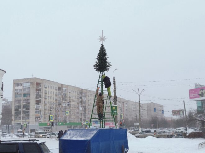 Новогоднюю красавицу-ёлку поставили у тверского железнодорожного вокзала Новогоднюю красавицу-ёлку поставили у тверского железнодорожного вокзала