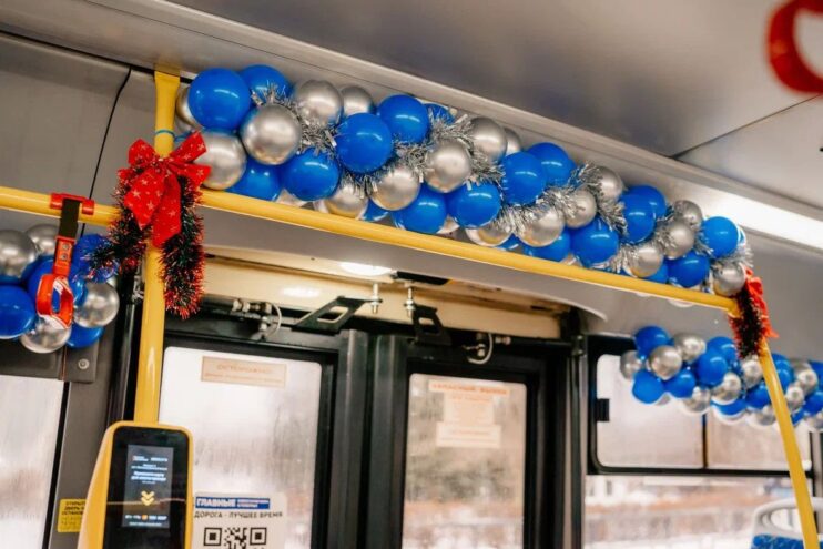 На дорогах Твери можно встретить украшенный новогодний автобус На дорогах Твери можно встретить украшенный новогодний автобус