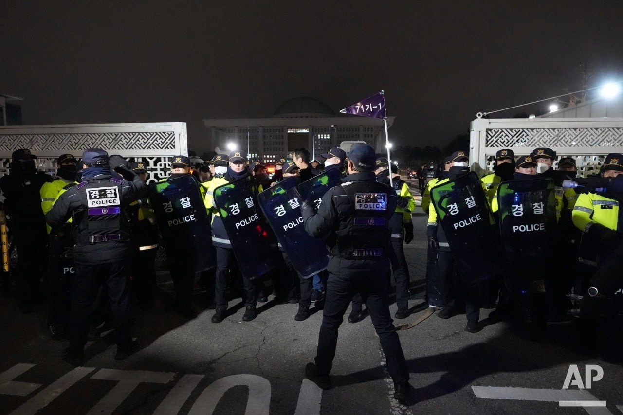 Закончилось, не успев начаться: что известно о военном положении в Южной Корее Закончилось, не успев начаться: что известно о военном положении в Южной Корее
