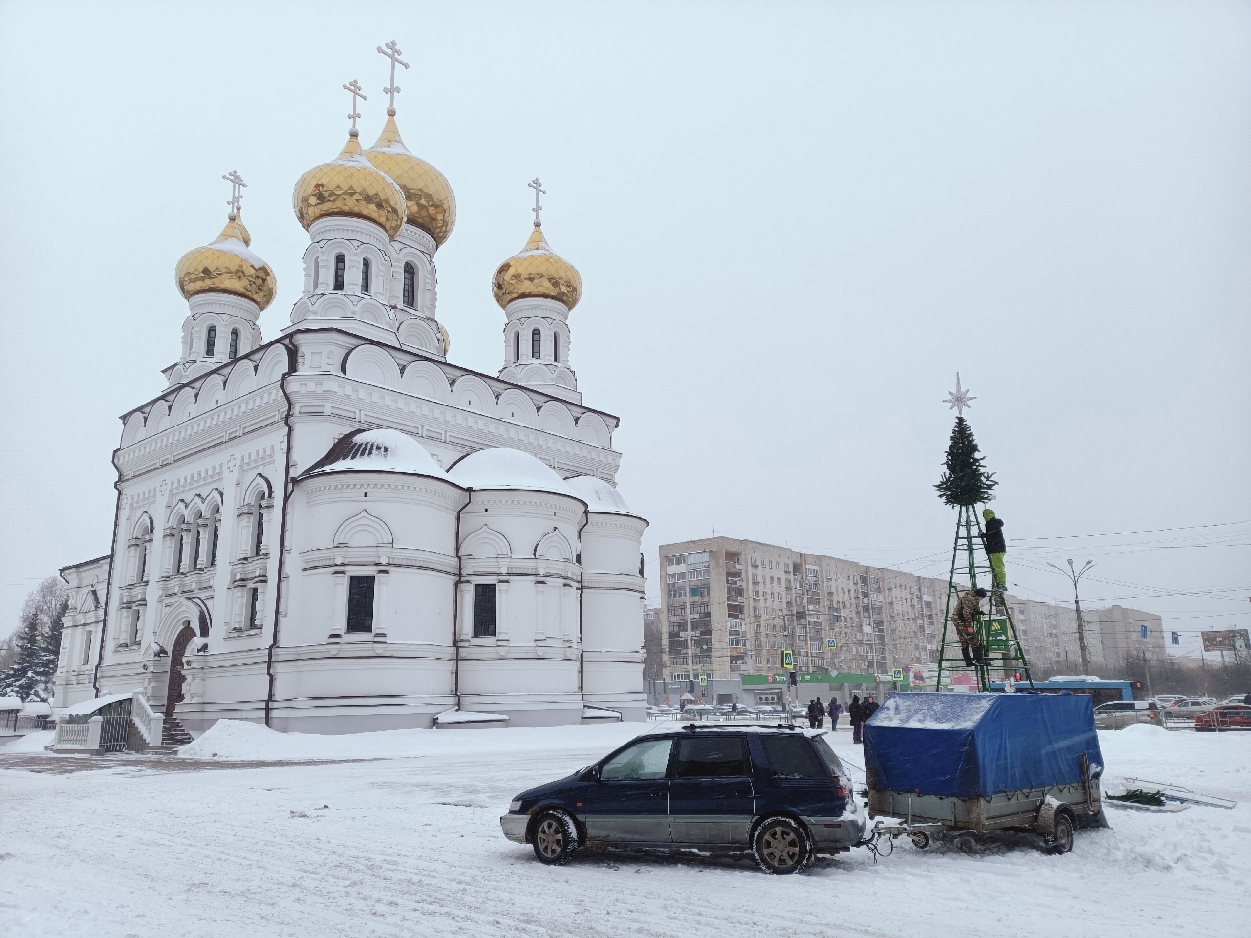 Новогоднюю красавицу-ёлку поставили у тверского железнодорожного вокзала