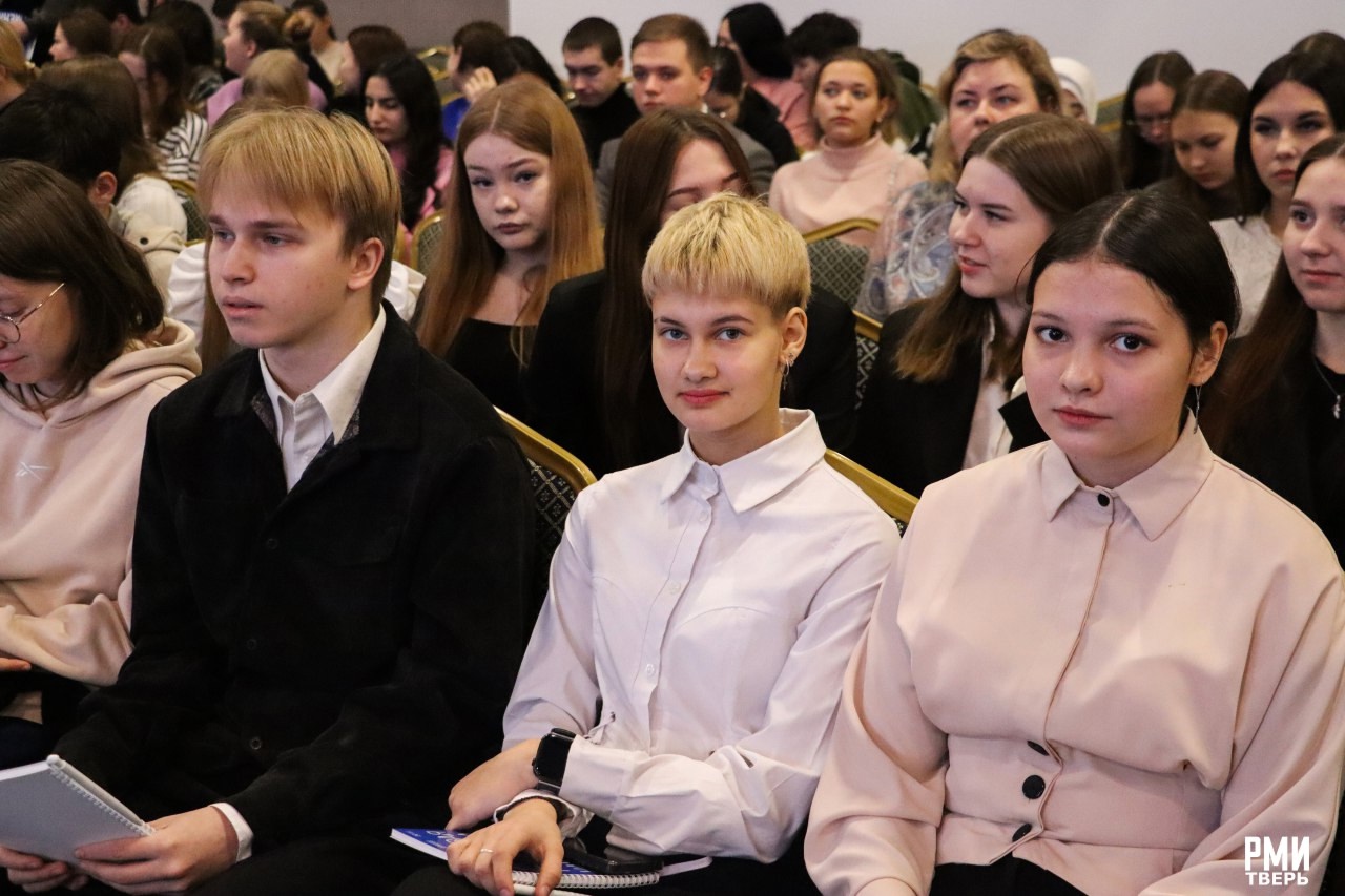 Школьники и студенты Тверской области стали волонтерами финансового просвещения