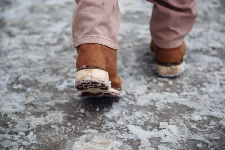 На дорогах Тверской области сохранится гололедица