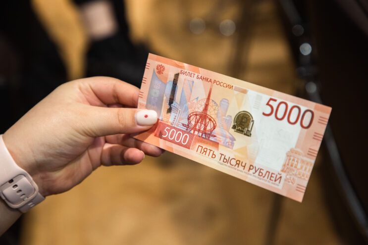 В Тверской области появились новые пятитысячные банкноты ВТБ