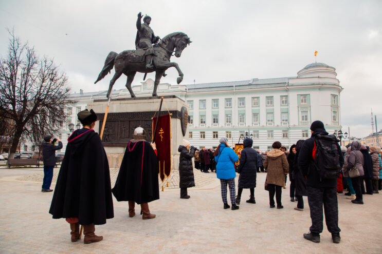 На памятнике Михаилу Тверскому открыли барельефные композиции: что на них изображено На памятнике Михаилу Тверскому открыли барельефные композиции: что на них изображено