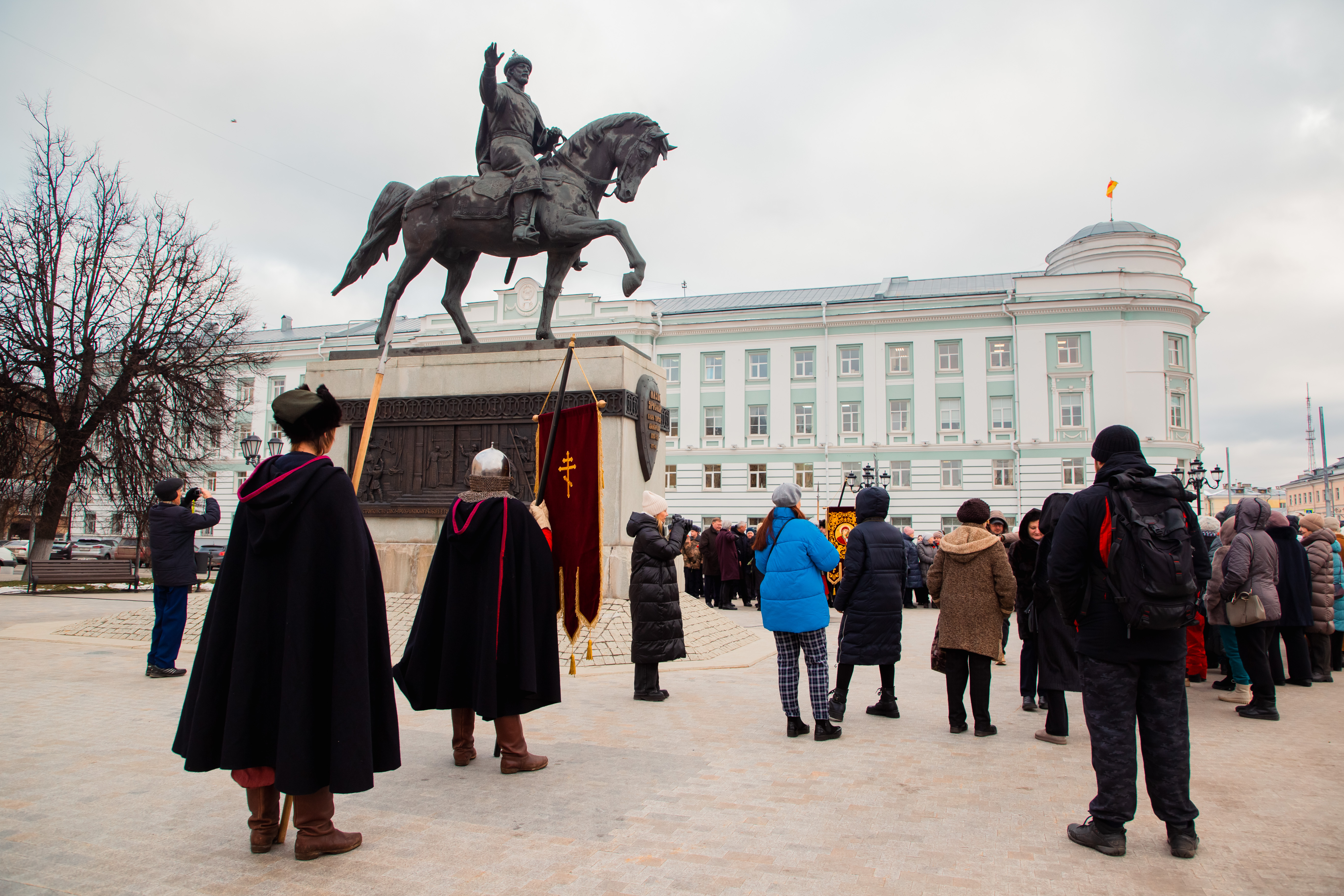 На памятнике Михаилу Тверскому открыли барельефные композиции: что на них изображено На памятнике Михаилу Тверскому открыли барельефные композиции: что на них изображено