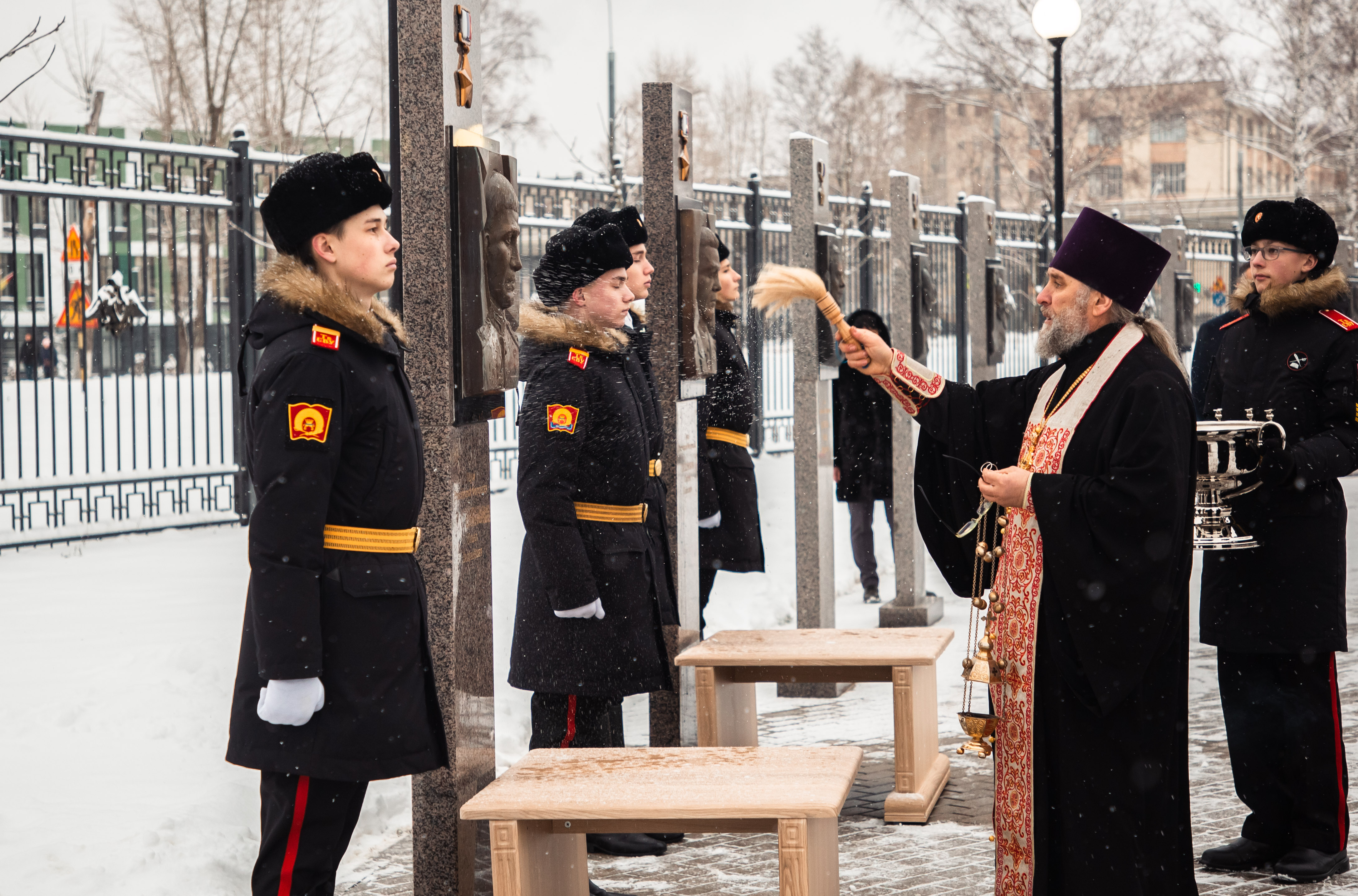 На территории Тверского суворовского училища состоялось торжественное открытие стел погибшим выпускникам, удостоенным звания Героя РФ