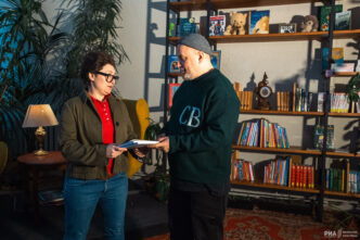 Добрая традиция: Журналисты РИА «Верхневолжье» подарили Тверскому театру кукол книгу «Первые» Добрая традиция: РИА «Верхневолжье» вручило Тверскому театру кукол книгу «Первые»