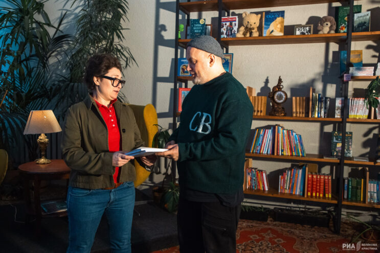 Добрая традиция: Журналисты РИА «Верхневолжье» подарили Тверскому театру кукол книгу «Первые» Добрая традиция: РИА «Верхневолжье» вручило Тверскому театру кукол книгу «Первые»