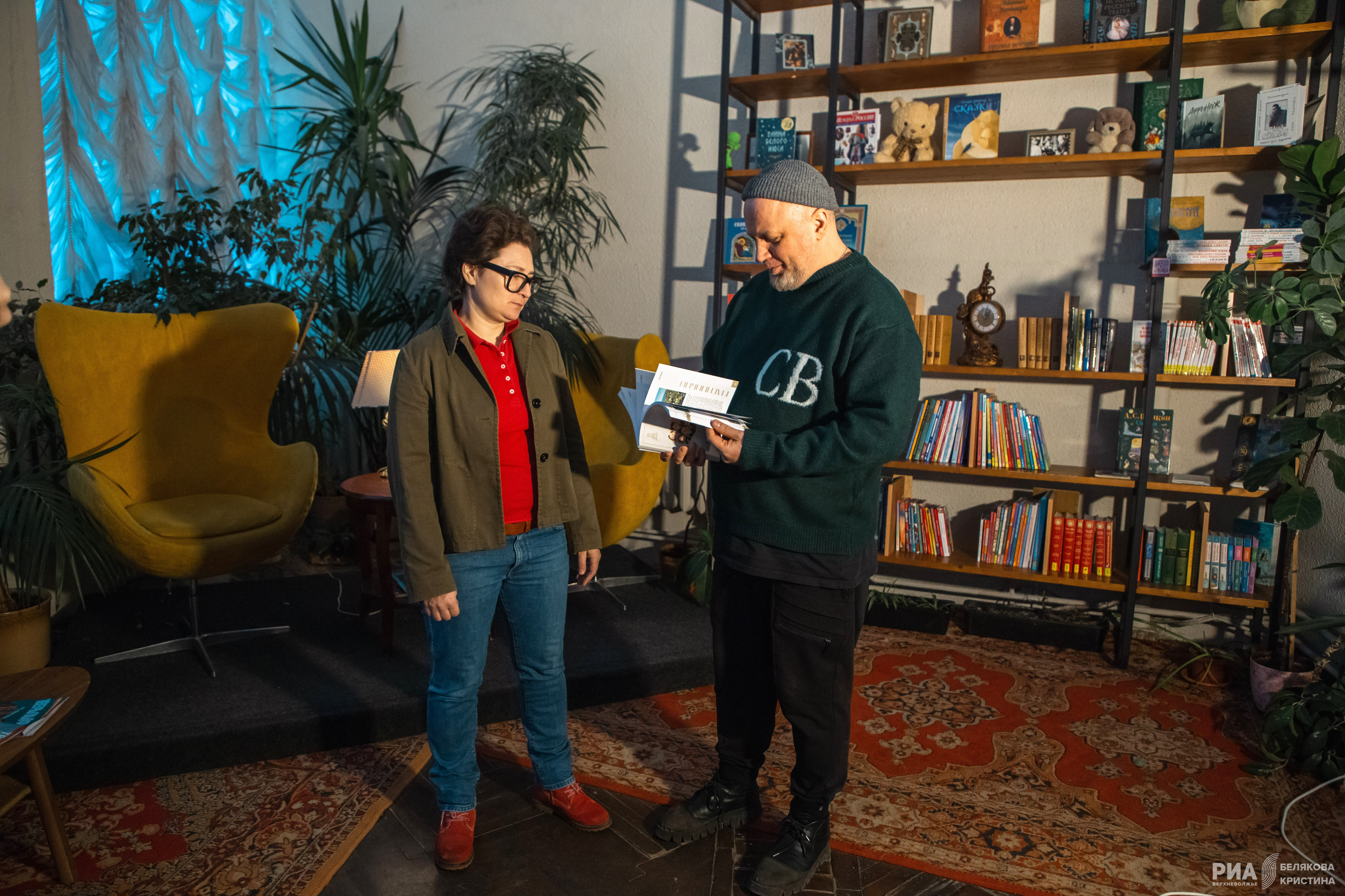 Добрая традиция: РИА «Верхневолжье» вручило Тверскому театру кукол книгу «Первые»