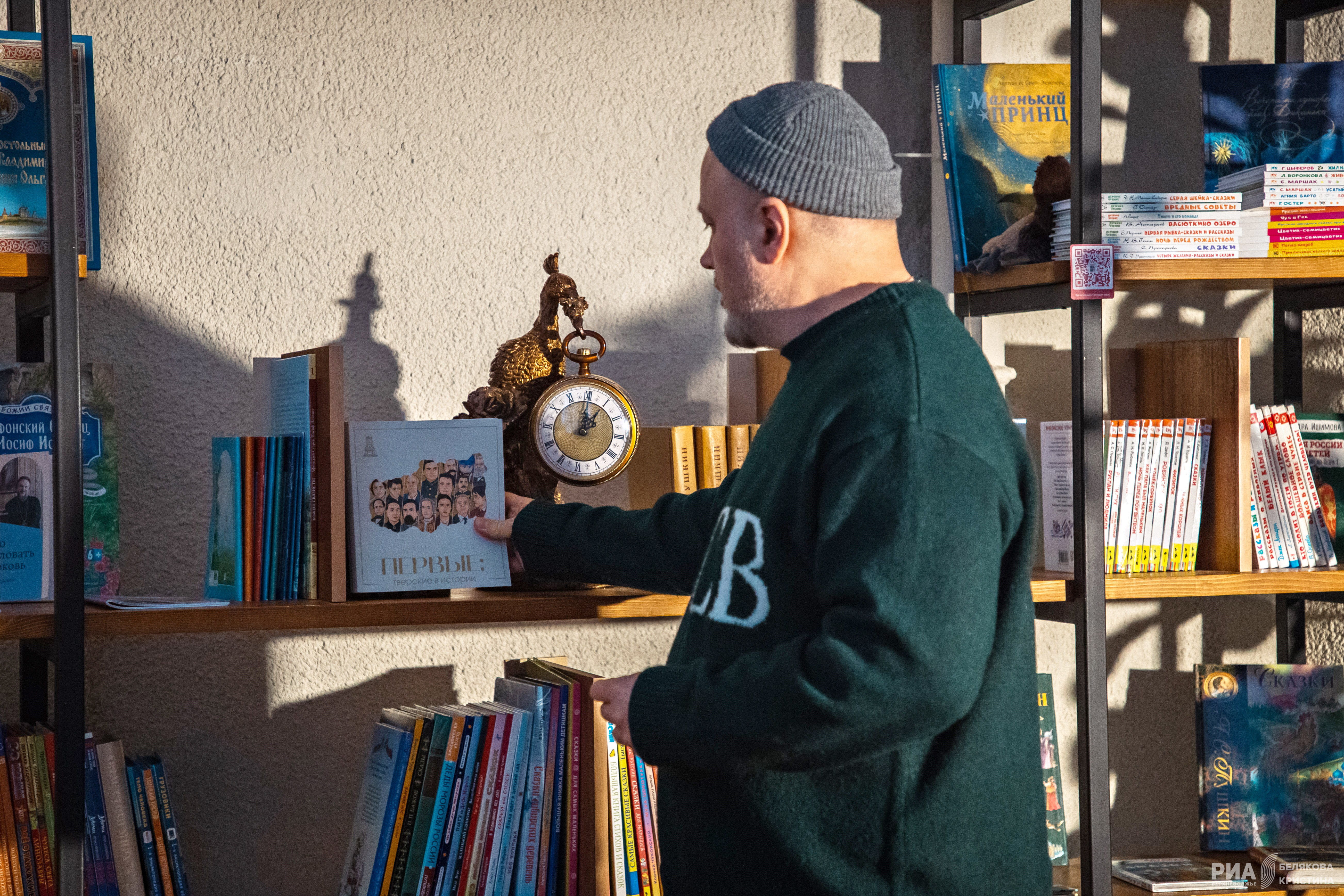 Добрая традиция: РИА «Верхневолжье» вручило Тверскому театру кукол книгу «Первые»