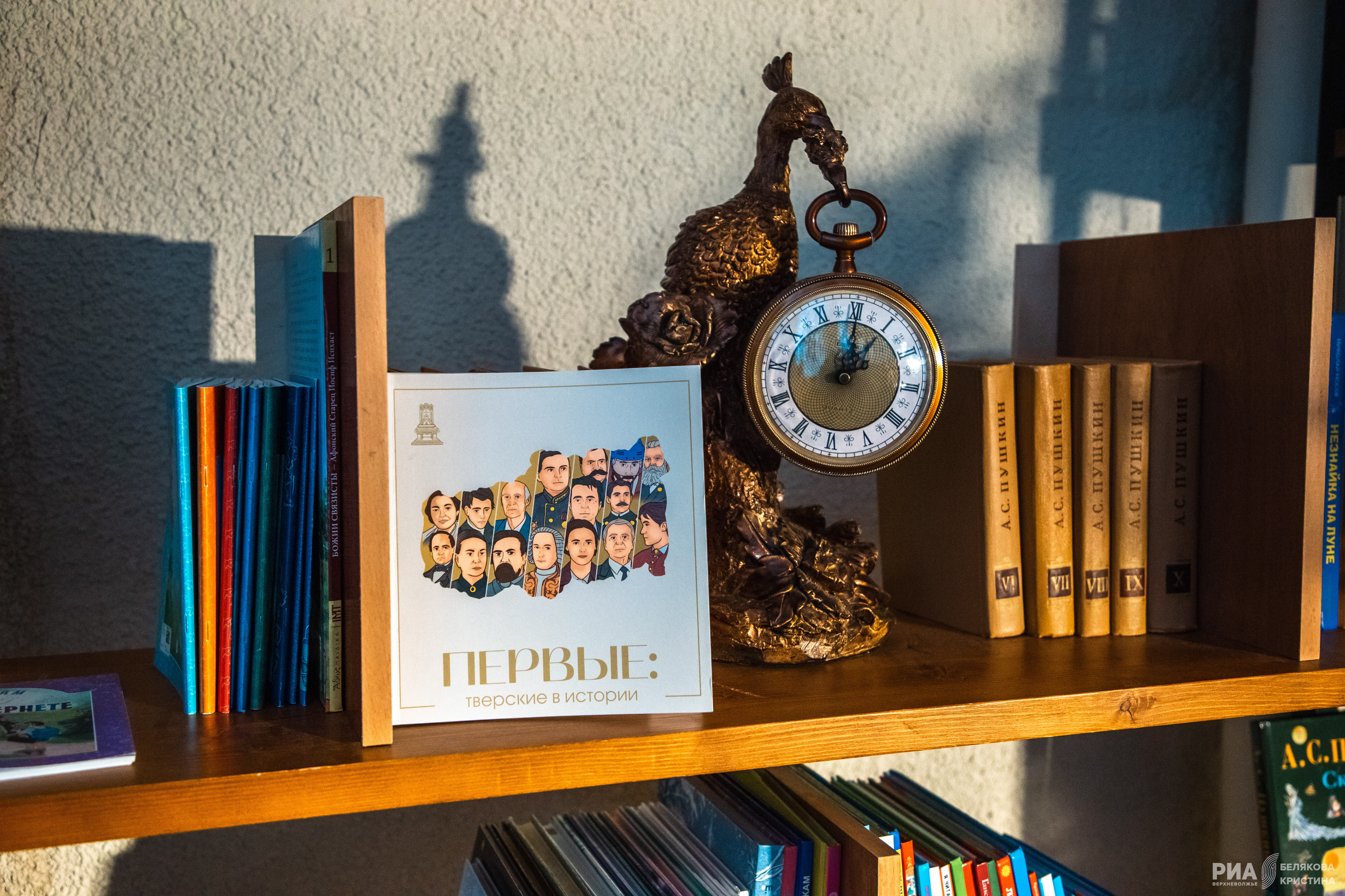 Добрая традиция: РИА «Верхневолжье» вручило Тверскому театру кукол книгу «Первые»