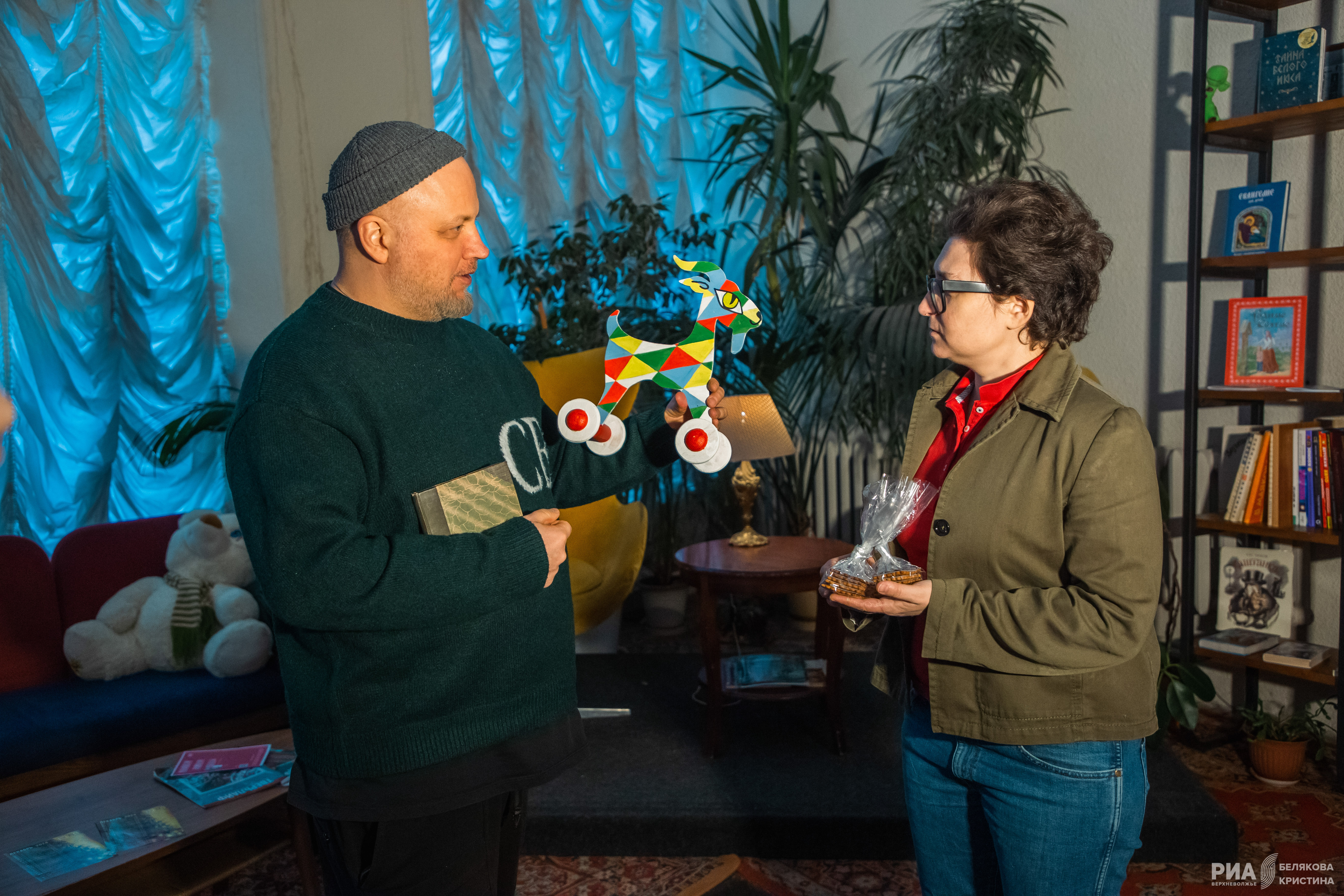 Добрая традиция: РИА «Верхневолжье» вручило Тверскому театру кукол книгу «Первые»