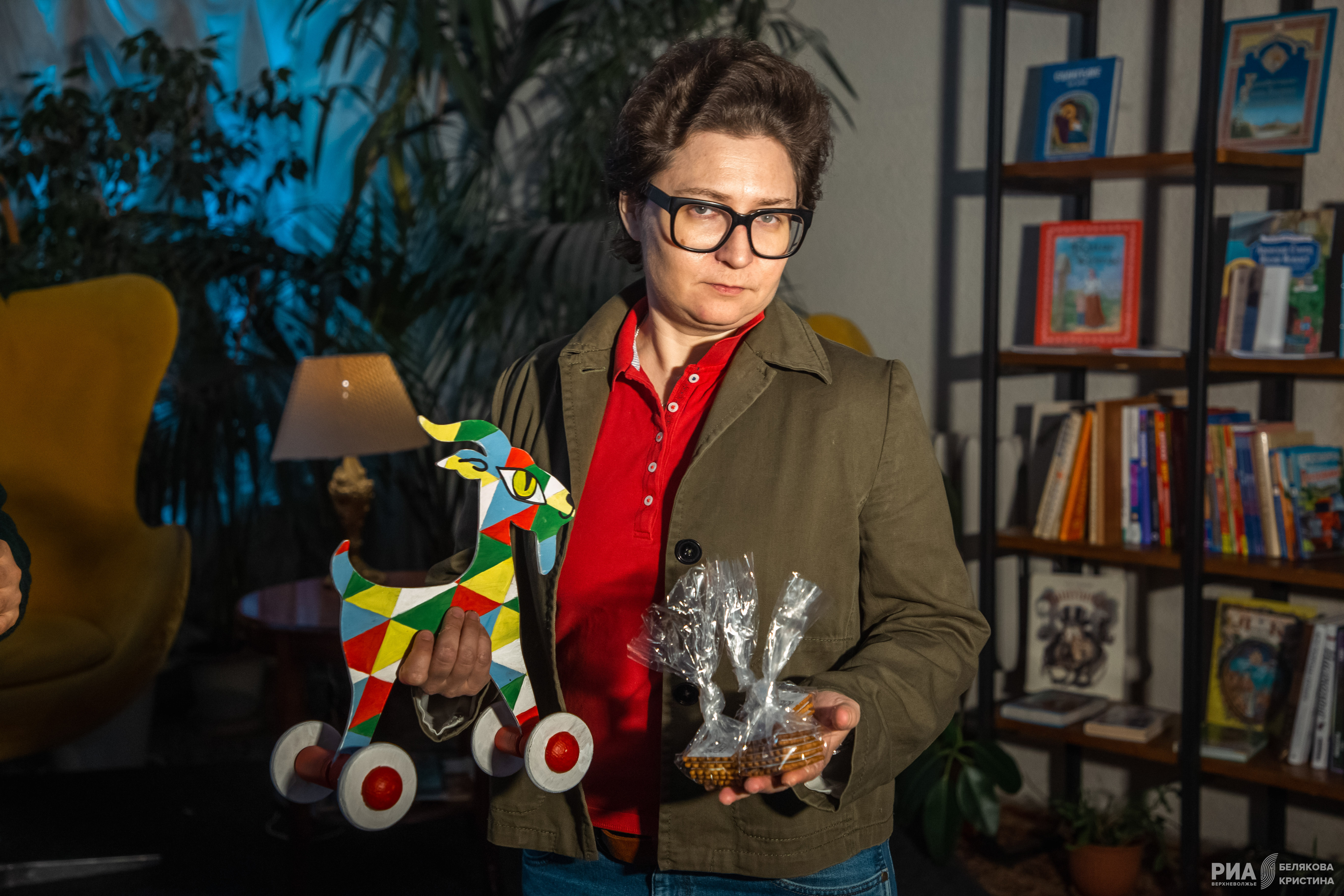 Добрая традиция: РИА «Верхневолжье» вручило Тверскому театру кукол книгу «Первые»