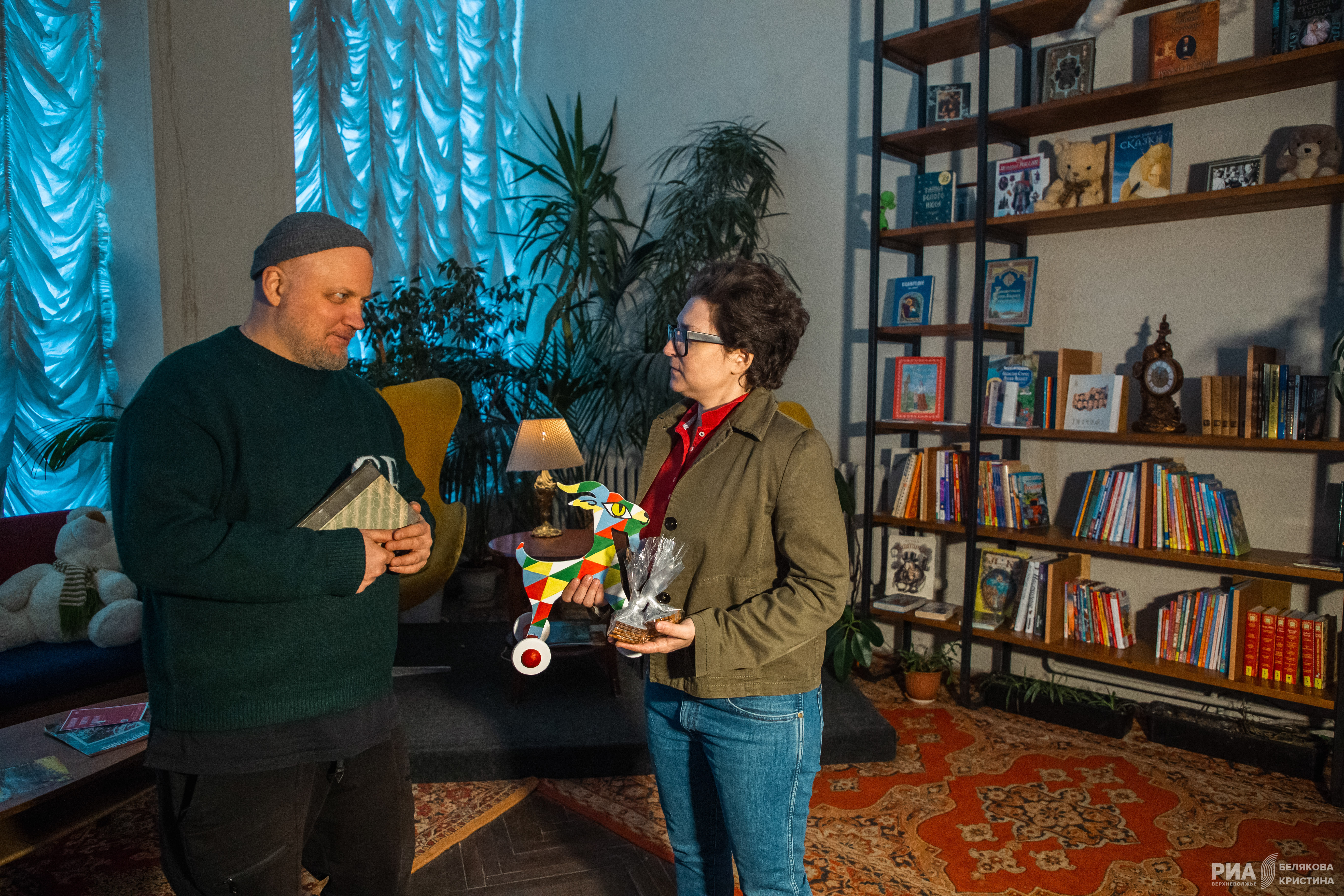 Добрая традиция: РИА «Верхневолжье» вручило Тверскому театру кукол книгу «Первые»