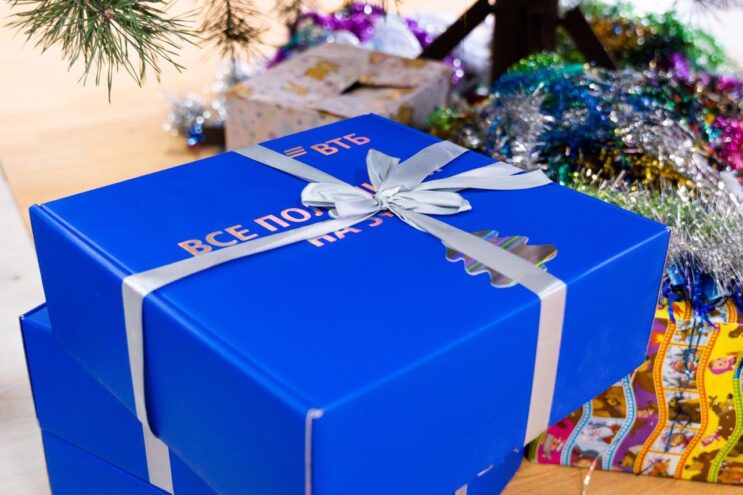 Банк ВТБ передал 2000 подарков для школьников приграничных территорий Курской области