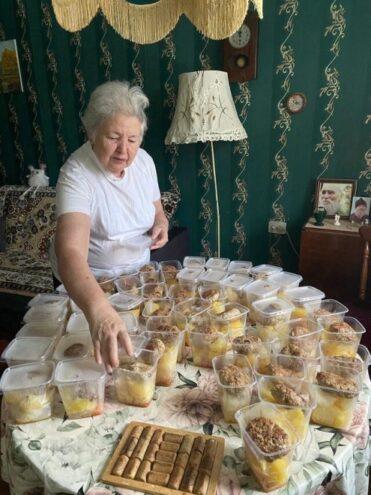 Жительницы Бологое встречают бойцов материнской заботой и домашней едой