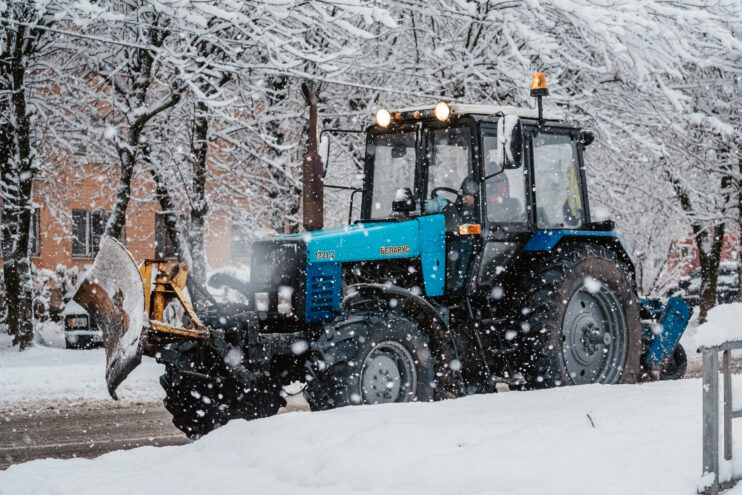 Больше 300 единиц техники задействовано в расчистке автодорог в Тверской области