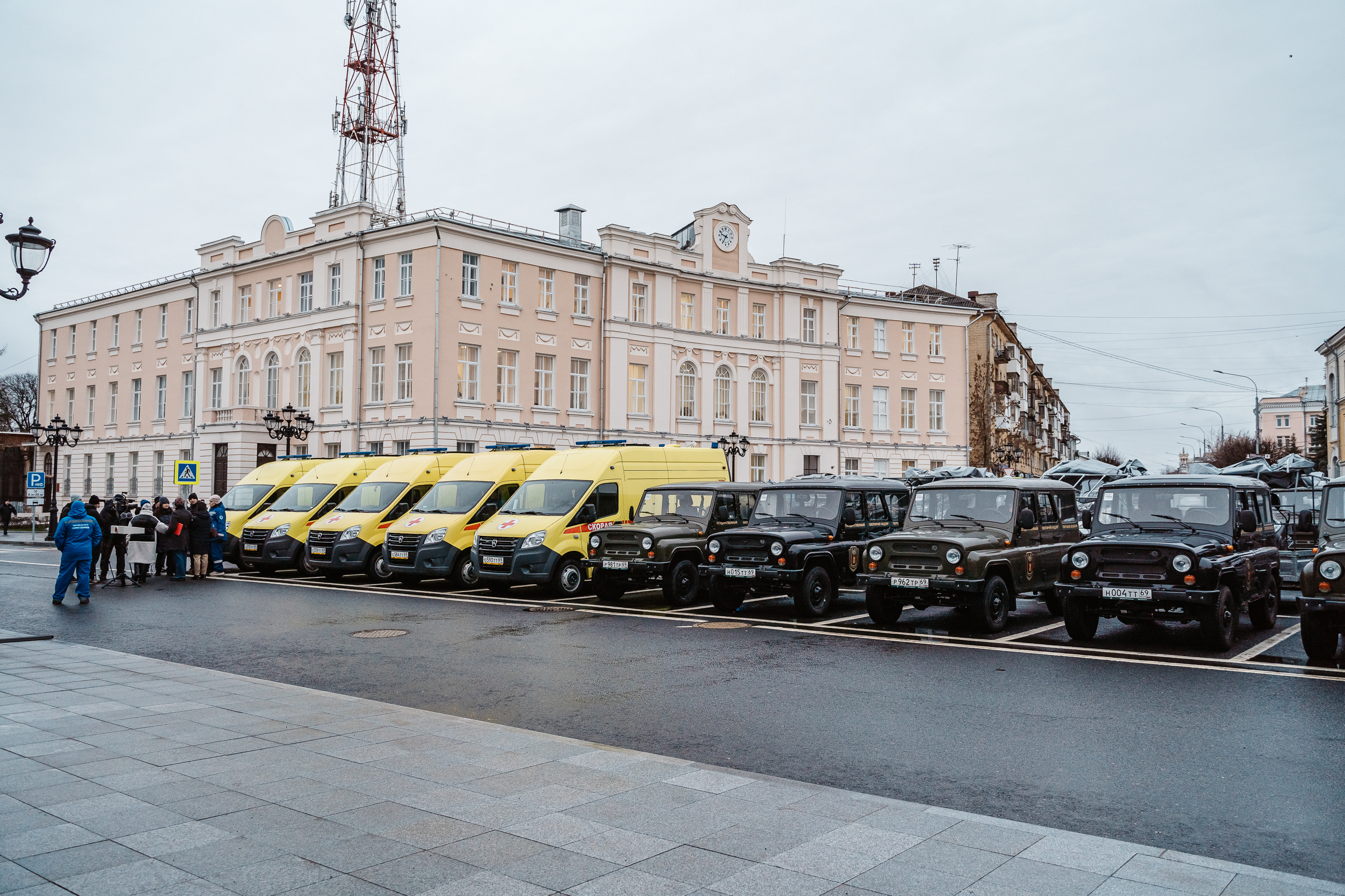 Губернатор Игорь Руденя передал спецтранспорт охотинспекторам и работникам скорой помощи Губернатор Игорь Руденя передал спецтранспорт охотинспекторам и работникам скорой помощи