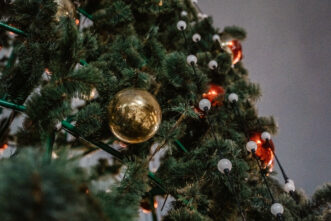 Ёлки, ленты и шары: Тверь продолжают украшать к Новому Году