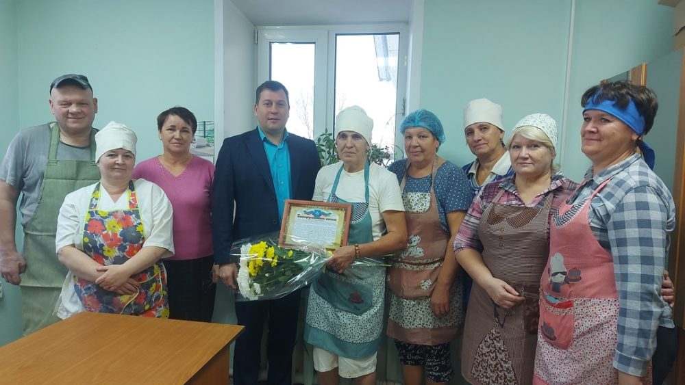 Глава Бологовского округа вручил благодарственное письмо матери бойца Глава Бологовского округа вручил благодарственное письмо матери бойца