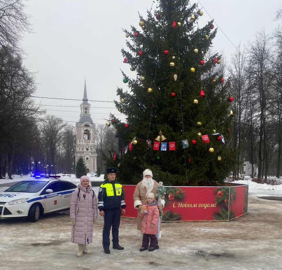 Осташковские полицейские присоединились к всероссийской акции «Полицейский Дед Мороз»