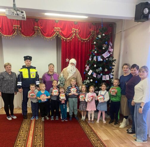 Осташковские полицейские присоединились к всероссийской акции «Полицейский Дед Мороз» Осташковские полицейские присоединились к всероссийской акции «Полицейский Дед Мороз»