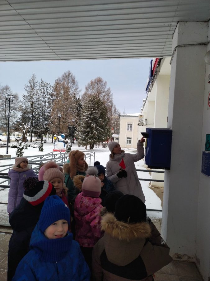 Лихославльским малышам устроили экскурсию на почту Лихославльским малышам устроили экскурсию на почту
