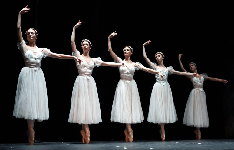 В Твери выступил всемирно известный коллектив «Имперский Русский балет» "Имперский Русский балет" привез в Тверь "Кармен" и "Шопениану"