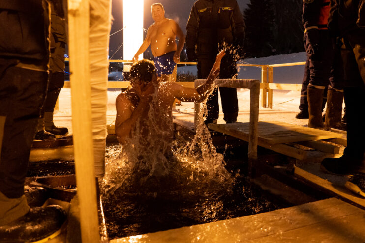 Разговоры со священником: смывает ли грехи купание в проруби?