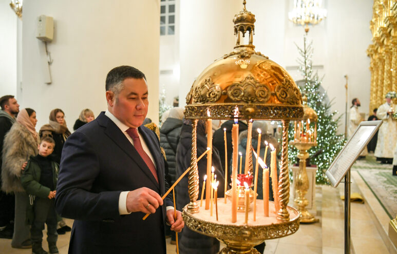 Губернатор Игорь Руденя встретил Рождество Христово вместе с прихожанами Спасо-Преображенского кафедрального собора Губернатор Игорь Руденя встретил Рождество Христово вместе с прихожанами Спасо-Преображенского кафедрального собора