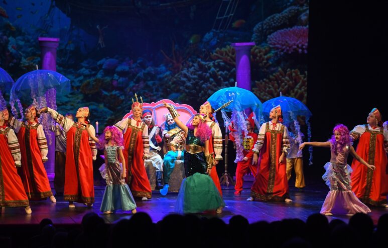 Воспитанники епархиальной школы во имя святого Тихона Задонского и Центра «Родник» представили в Тверском драмтеатре рождественский спектакль «Спящая царевна» Воспитанники епархиальной школы во имя святого Тихона Задонского и Центра «Родник» представили в Тверском драмтеатре рождественский спектакль «Спящая царевна»