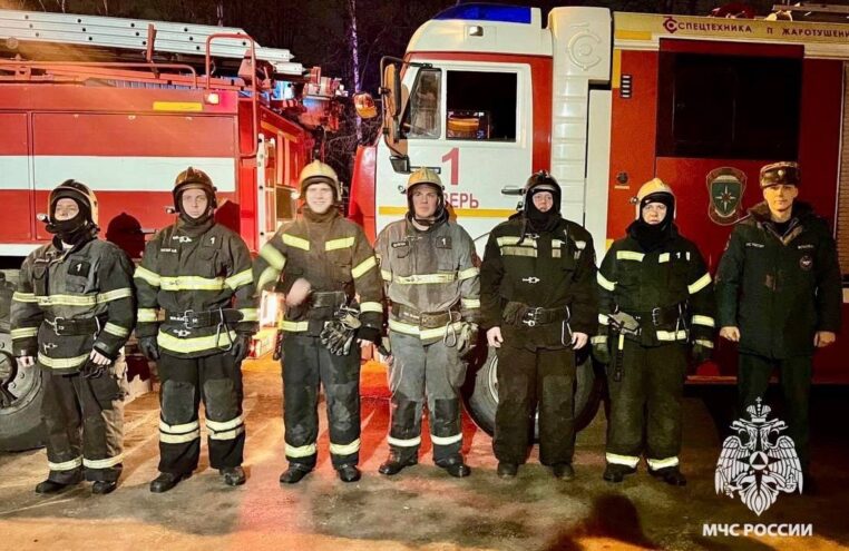 В Твери сотрудники МЧС спасли мужчину из задымленной квартиры В Твери сотрудники МЧС спасли мужчину из задымленной квартиры