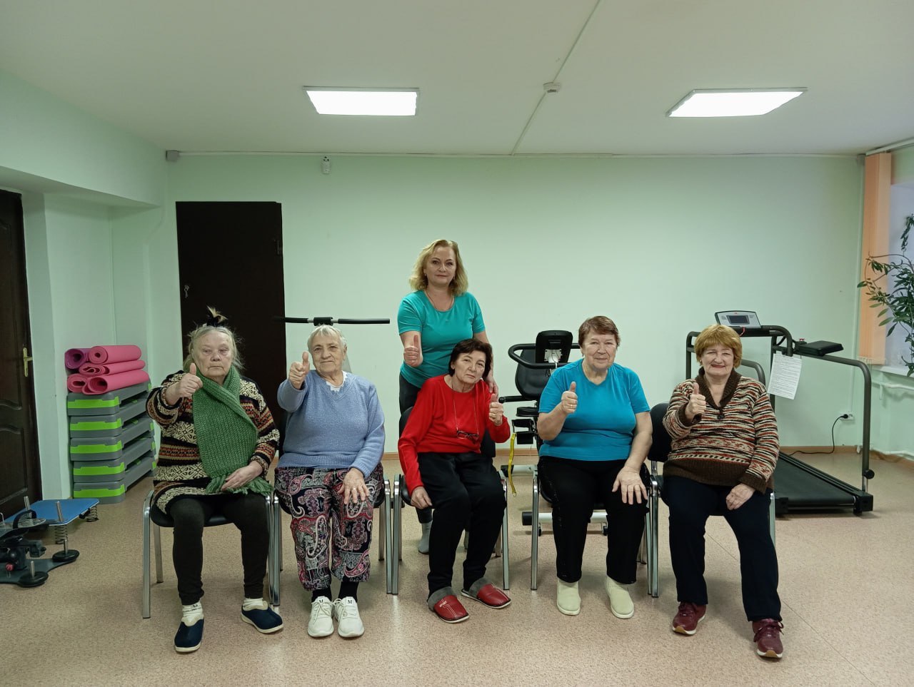 Больше 400 жителей Тверской области получили новую профессию по федеральному проекту «Содействие занятости» В прошлом году 404 человека из Верхневолжья прошли обучение и освоили новые професии в рамках федерального проекта «Содействие занятости», который является частью нацпроекта «Демография», инициированного Президентом России Владимиром Путиным. Одной из задач, поставленных Губернатором Игорем Руденей, является повышение профессиональных навыков населения Тверской области для содействия их трудоустройству. Разные группы граждан могут получить новую специальность. В 2024 году в регионе новые навыки и уже имеющиеся компетенции улучшили 136 человек старше 50 лет и предпенсионного возраста, 118 ищущих работу, 89 женщин в отпуске по уходу за ребенком, 35 безработных, 18 мам дошкольников, четыре человека с инвалидностью, а также один молодой человек до 35 лет. В том числе поддерживаются в обучении и участники специальной военной операции и их семьи. В прошлом году эту возможность использовали два ветерана боевых действий и их родные. Среди популярных программ обучения – бухгалтерский учет, управление персоналом и тестирование программного обеспечения. В целом, региону было предложено около 300 востребованных программ. Например, Наталья Павлова из Ржева решила сменить профессию и обратилась в службу занятости, где ей рекомендовали пройти переобучение на должность инструктора по адаптивной физкультуре. Также Юлия Алдухова из Бологое выбрала программу «Управленческий учет и бюджетирование» и была трудоустроена экономистом на Бологовском молочном заводе. В этом году бесплатное обучение продолжится в рамках нового нацпроекта «Кадры».